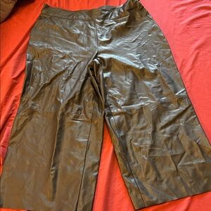 Isaac Mizrahi Black Wide-Leg Capris